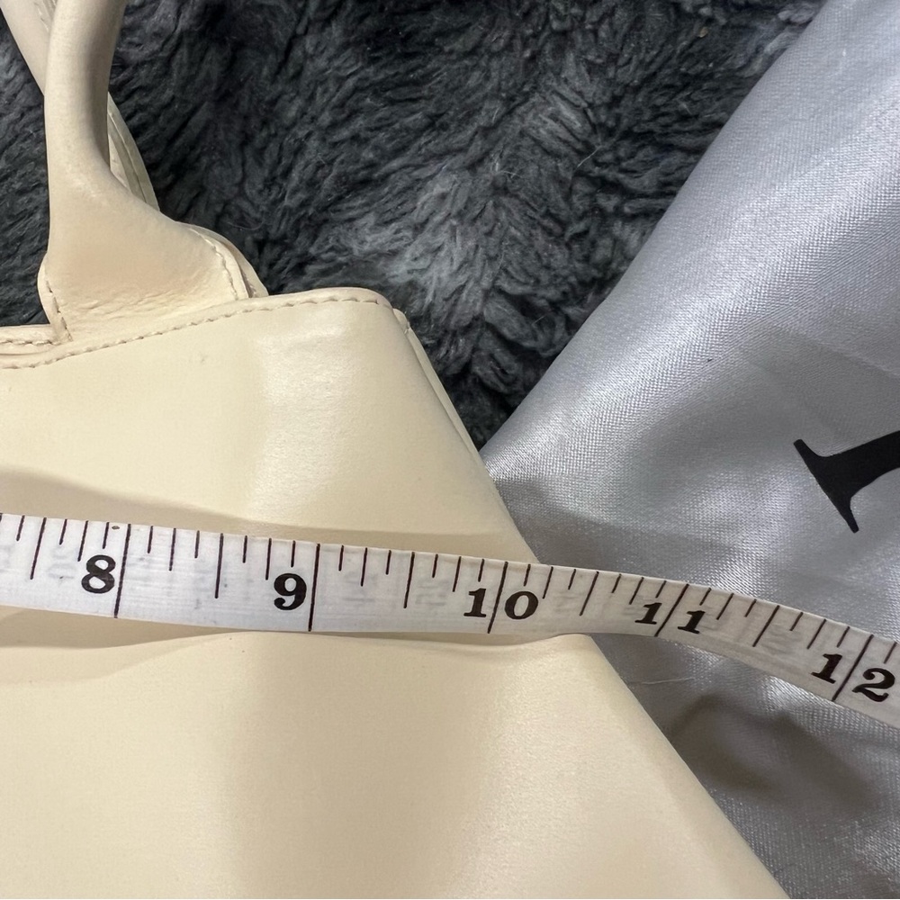 🩷FURLA large cream colored trapezoid shoulder bag. - Picture 9 of 11